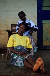 Braiding;-Comoros-Archipelago;-Daily-life;-France;-Hairstyling;-Indian-Ocean;-Kaleidos;-Kaleidos-images;-La-parole-à-limage;-Laurent-Abad;-Mayotte;-Portrait;-Stories-Pictures;-Veranda;-Women